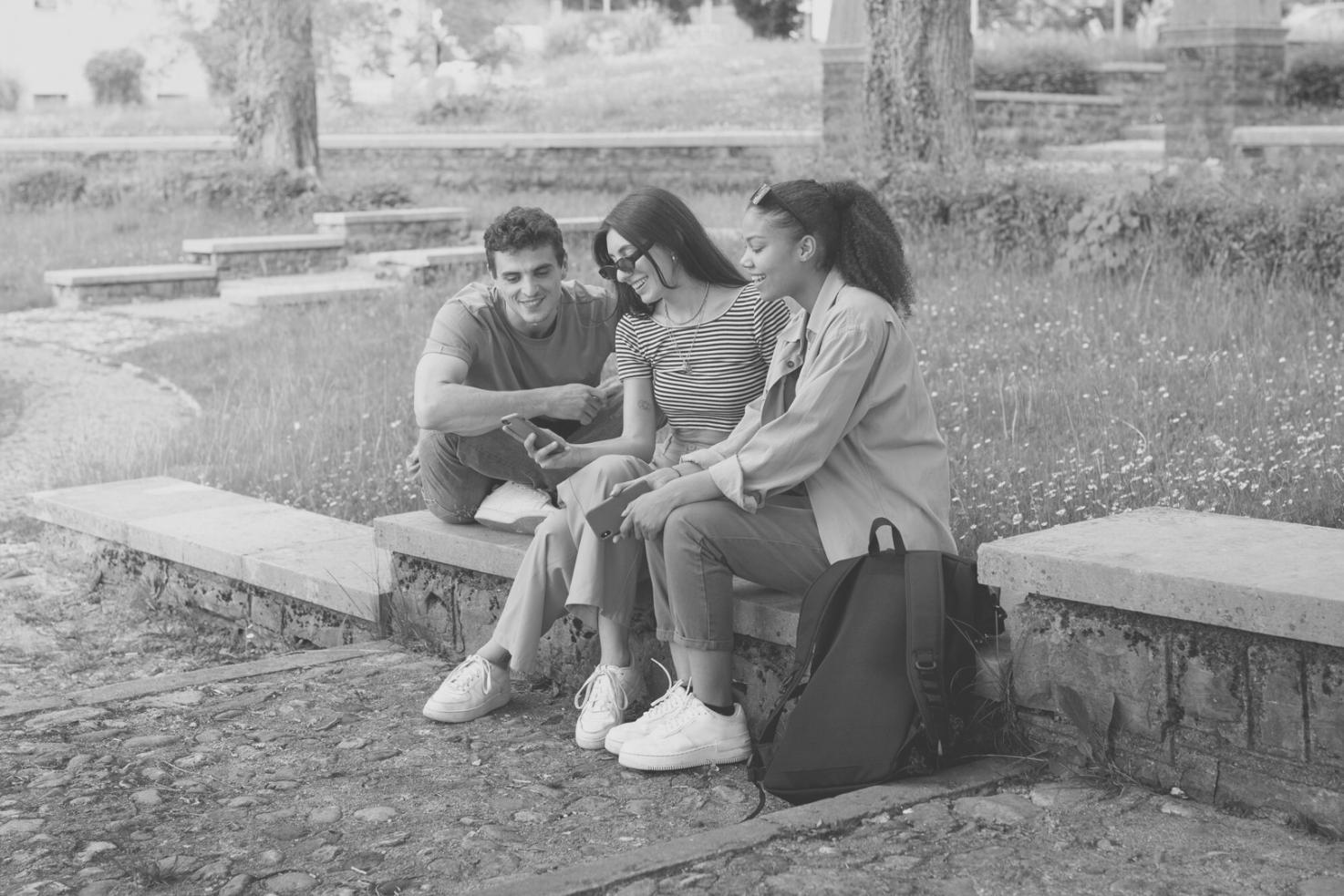 Estudiantes analizando datos financieros en sesión de capacitación