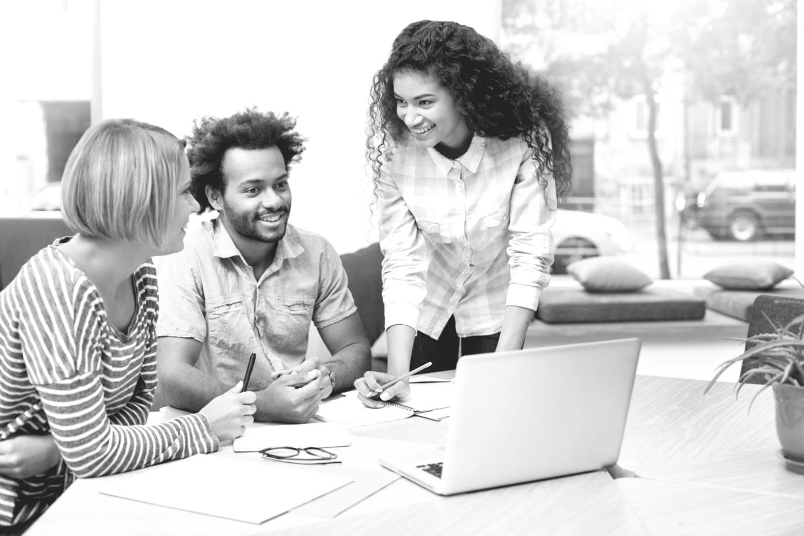 Gráficos y reportes financieros detallados sobre escritorio