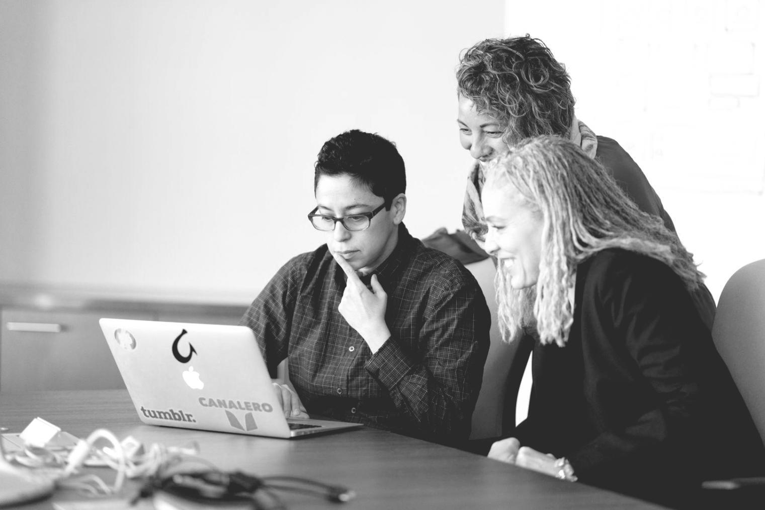 Reunión de equipo financiero analizando reportes presupuestarios