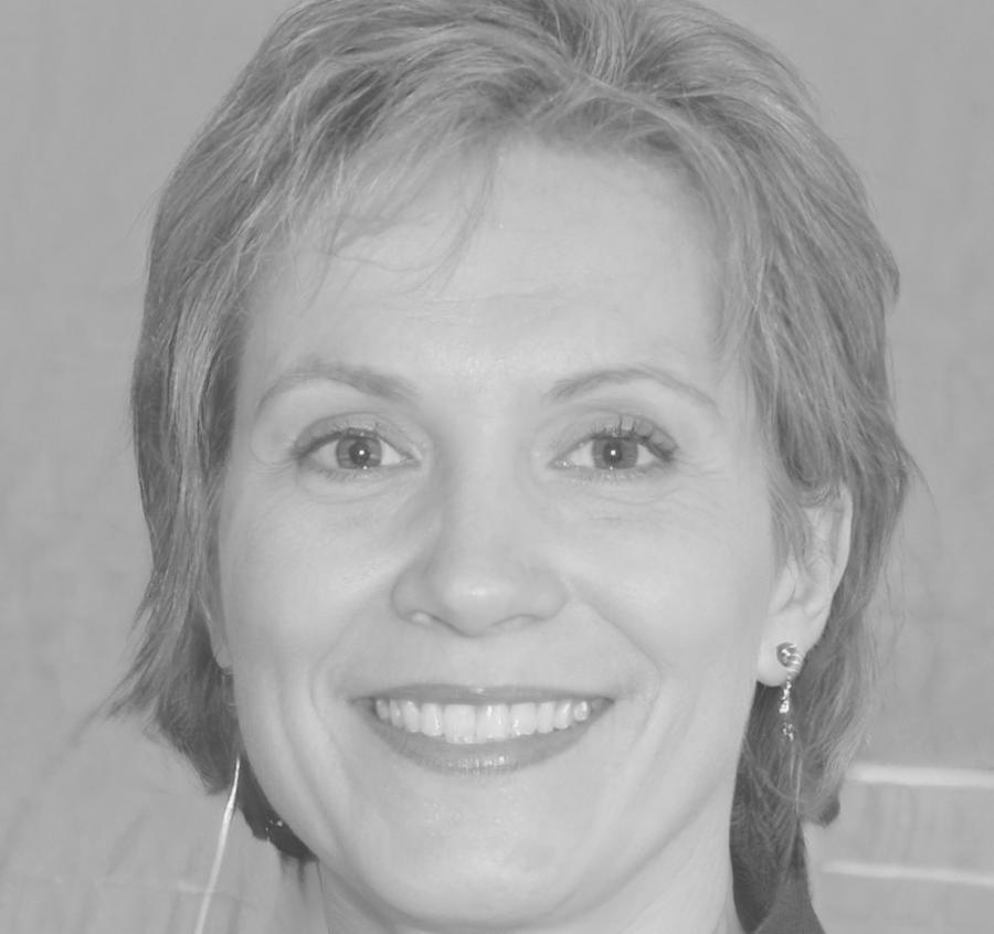 Consultora financiera experta en análisis de desviaciones presupuestarias